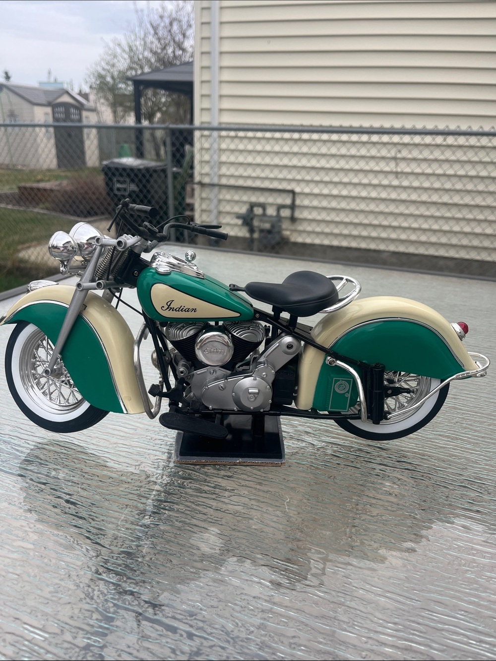 New-Ray 1948 Indian Chief Motorcycle Roadrider 53603 Model (Not die-cast)